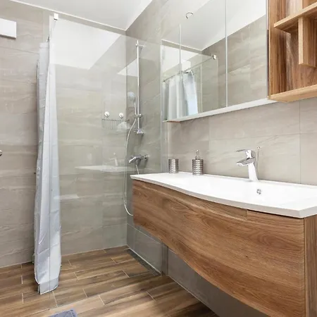 Awesome In Kneze Nyaraló *