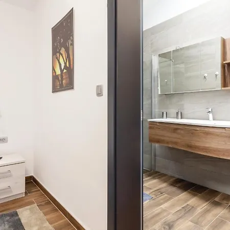 Awesome In Kneze Pupnat