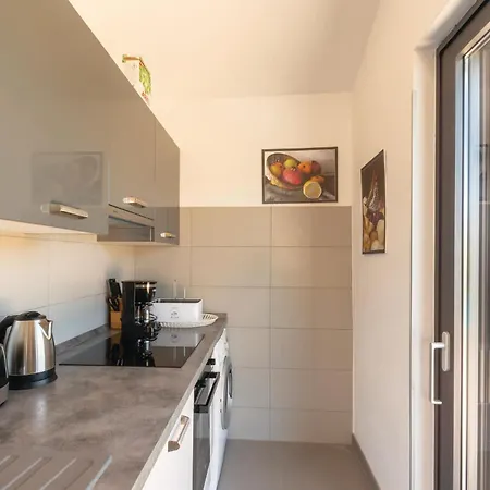 Beautiful In Kneze With 4 Bedrooms, Wifi&outdoor Swimming Pool Vakantiehuis Pupnat