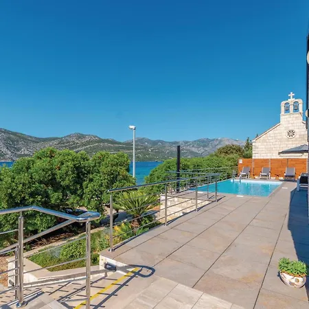 Vakantiehuis Beautiful In Kneze With 4 Bedrooms, Wifi&outdoor Swimming Pool