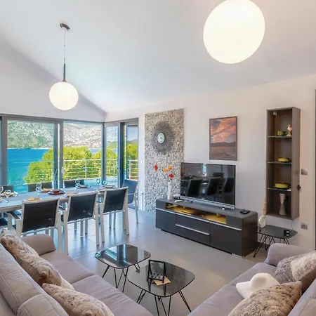 Beautiful In Kneze With 4 Bedrooms, Wifi&outdoor Swimming Pool Pupnat