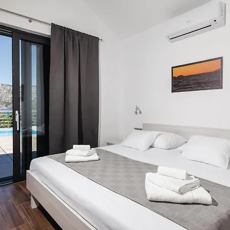 Vakantiehuis Beautiful In Kneze With 4 Bedrooms, Wifi&outdoor Swimming Pool Pupnat