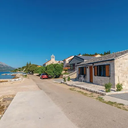 Beautiful In Kneze With 4 Bedrooms, Wifi&outdoor Swimming Pool