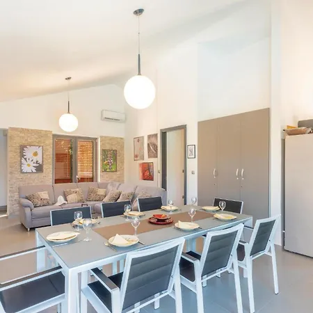 Vakantiehuis Beautiful In Kneze With 4 Bedrooms, Wifi&outdoor Swimming Pool Pupnat