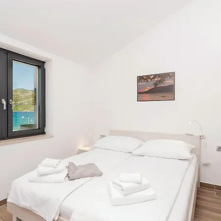 Beautiful In Kneze With 4 Bedrooms, Wifi&outdoor Swimming Pool Pupnat