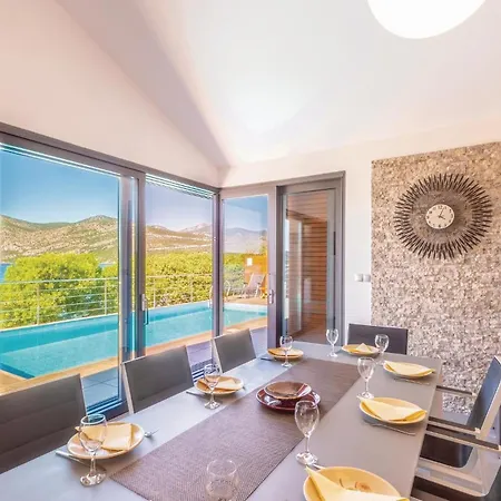 Beautiful In Kneze With 4 Bedrooms, Wifi&outdoor Swimming Pool Vakantiehuis