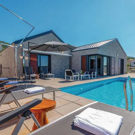 Beautiful In Kneze With 4 Bedrooms, Wifi&outdoor Swimming Pool Vakantiehuis Pupnat