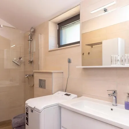 Vakantiehuis Beautiful In Kneze With 4 Bedrooms, Wifi&outdoor Swimming Pool Pupnat