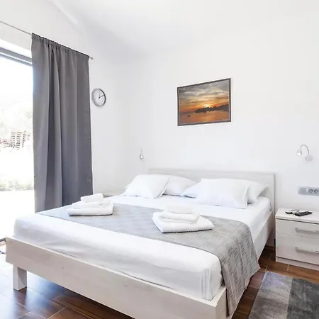 Beautiful In Kneze With 4 Bedrooms, Wifi&outdoor Swimming Pool Vakantiehuis *