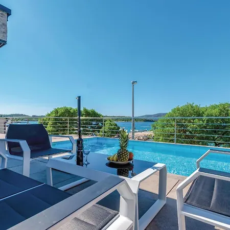 Beautiful In Kneze With 4 Bedrooms, Wifi&outdoor Swimming Pool Vakantiehuis Pupnat